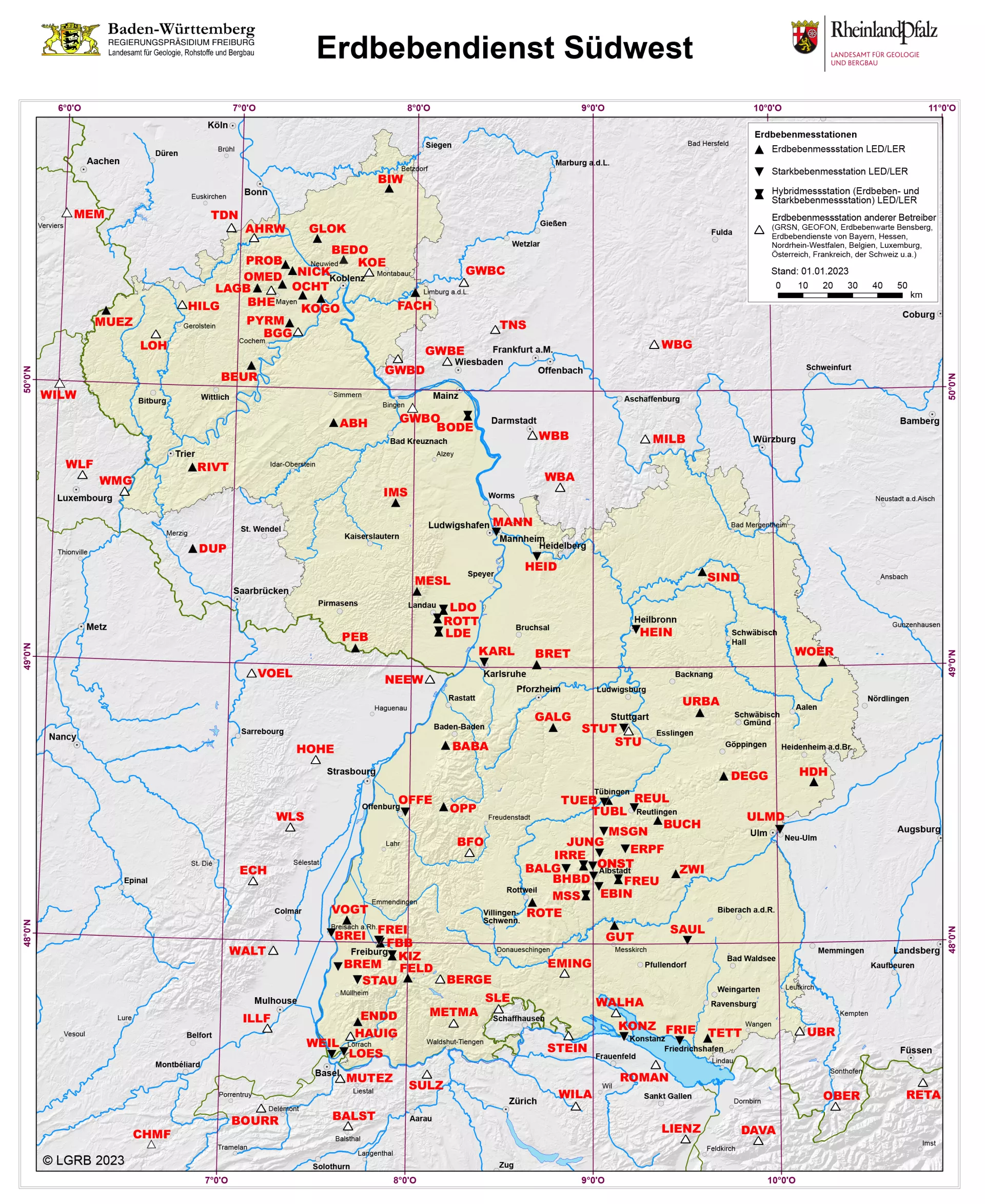 Reliefkarte von Südwestdeutschland mit Orten und Flüssen. Rheinland-Pfalz und Baden-Württemberg sind flächig gelb hervorgehoben. Mit schwarzen und weißen Symbolen und roter Schrift sind die verschiedenen Standorte der Erdbebenmessstationen sowie deren Namen dargestellt.