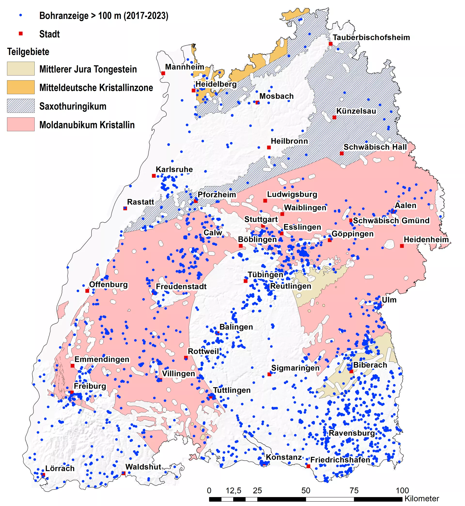 Es wird eine Karte von Baden-Württemberg dargestellt die in Bereichen unterschiedlich eingefärbt ist. Diese Einfärbung stellt die unterschiedlichen Wirtsgesteinstypen dar. Weiterhin werden größere Städte mit einem roten Punkt markiert, blaue Punkte zeigen auf der Karte die 2017-2023 angezeigten Bohrungen größer als 100 m Teufe.