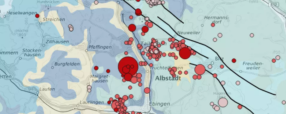 Kartenausschnitt der Region Schwäbische Alb mit der Ausbreitung der verschiedenen Gesteine in verschiedenen Farben. Schwarze Linien zeigen Brüche in den Gesteinsschichten, rote bis hellrote Kreise zeigen Erdbebenlokalitäten.